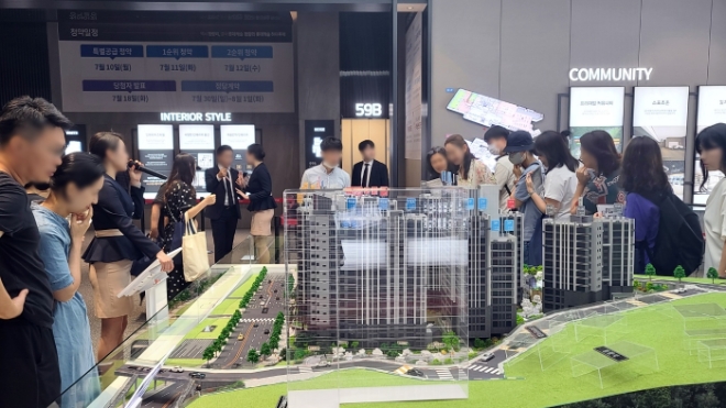 고객들이 ‘청량리 롯데캐슬 하이루체’ 견본주택을 둘러보고 있다. / 사진=롯데건설 제공