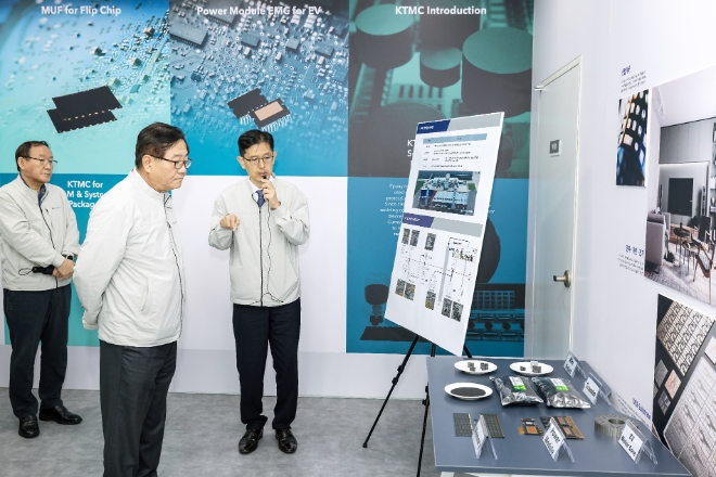 정몽진 KCC 회장(가운데)이 안성 EMC 공장 준공기념 행사에서 관계자로부터 신설 생산 라인에 대한 설명을 듣고 있다. / 사진=KCC 제공