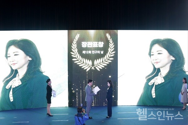 베스트오브미여성의원김진영대표원장이‘제12회인구의날’을맞아보건복지부장관표창을수상했다.