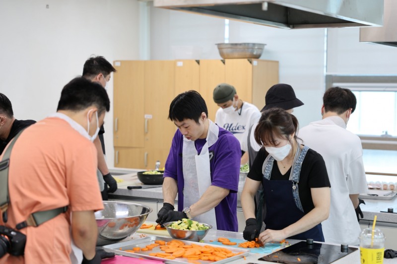 HDEX, 보디빌딩 김성환 선수와 ‘사랑의 도시락 봉사활동’ 진행