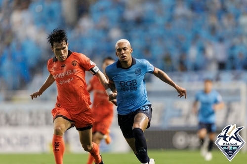 사진:강원 한국영, 대구 바셀루스의 경합/ 한국프로축구연맹 제공