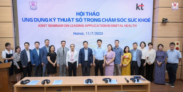 11일 베트남 하노이의대에서 열린 디지털헬스 세미나에서 (왼쪽 7번째부터) KT 헬스케어사업단장 임승혁 상무, 하노이의과대학 응웬흐우뚜 총장, 웨이센 김경남 대표, KT 헬스케어사업단 이재호 차장, 휴이노 이승아 부사장, 하노이의과대학 다오쑤안타잉 부원장 등 관계자들이 기념사진을 촬영하고 있다.