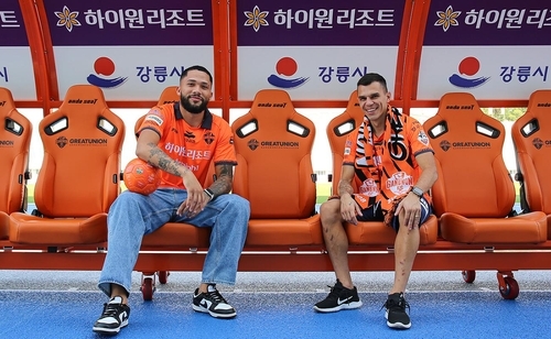 사진: 브라질 공격수 듀오 가브리엘(왼쪽)과 웰링턴(오른쪽)/ 강원FC 제공