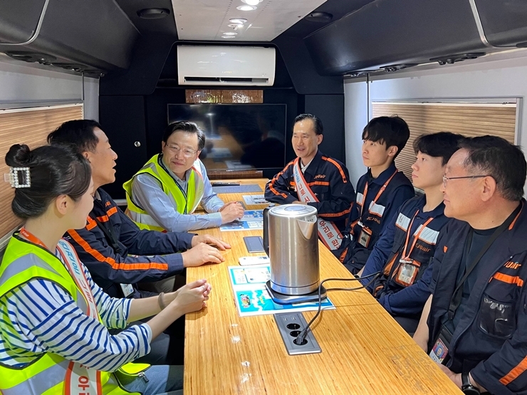 제주항공은 혹서기를 대비해 제주항공 및 협력업체 현장 근로자들의 안전 확보를 위해 근로자 안전보건점검을 진행했다고 12일 밝혔다. 사진은 김이배 제주항공 대표이사(왼쪽에서 세번째)가 인천국제공항 이동식 휴게버스에서 정비 현장 근로자들과 이야기를 나누는 모습. (사진 = 제주항공 제공)
