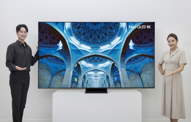 삼성전자 모델이 98형 Neo QLED 8K (QNC990) 신모델을 소개하는 모습. / 사진=삼성전자 제공