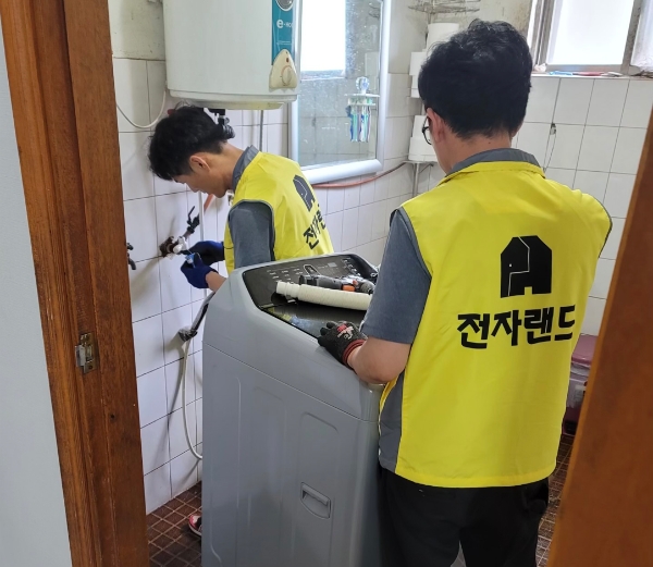 전자랜드가 주거환경개선 프로젝트에 참여해 세탁기를 지원하고 있다.(사진 제공 : 전자랜드)