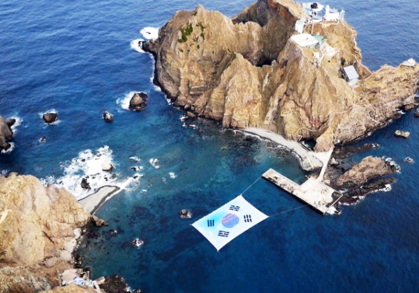 독도의 동도와 서도 사이에 대형 태극기를 띄운 모습