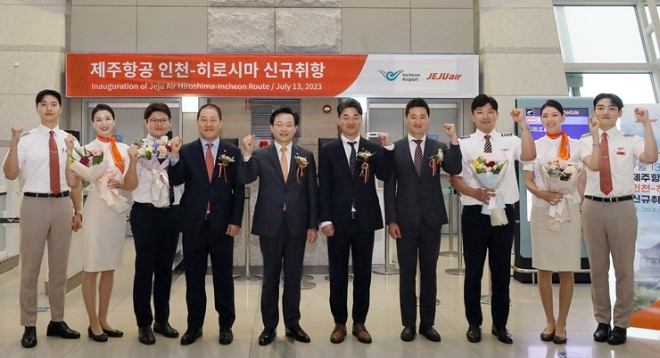 제주항공은 인천국제공항에서 올해 두 번째 정기편이자 제주항공만의 단독 노선인 인천-히로시마 노선 신규 취항식을 가졌다고 13일 밝혔다. 사진은 이날 오전 인천국제공항에서 진행된 제주항공 인천-히로시마 노선 신규취항식에 참석한 참석한 김이배 대표이사(왼쪽에서 다섯번째) 등 관계자들이 신규 취항편 승무원들과 기념촬영을 하는 모습. (사진 = 제주항공 제공)
