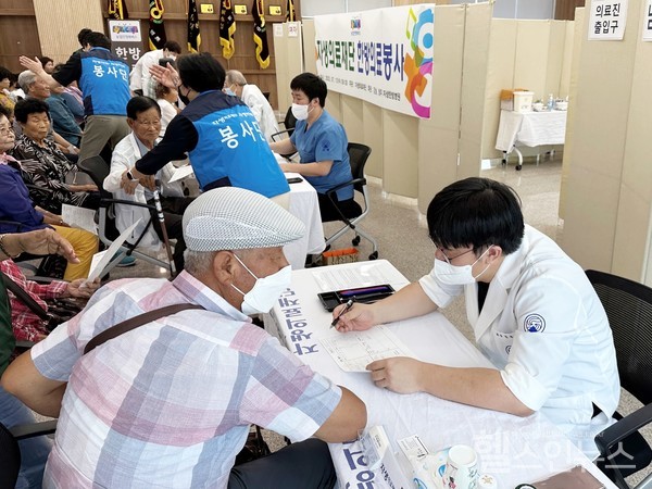 청주자생한방병원의료진이진료소를찾은고령농업인의건강상담을진행하고있다.