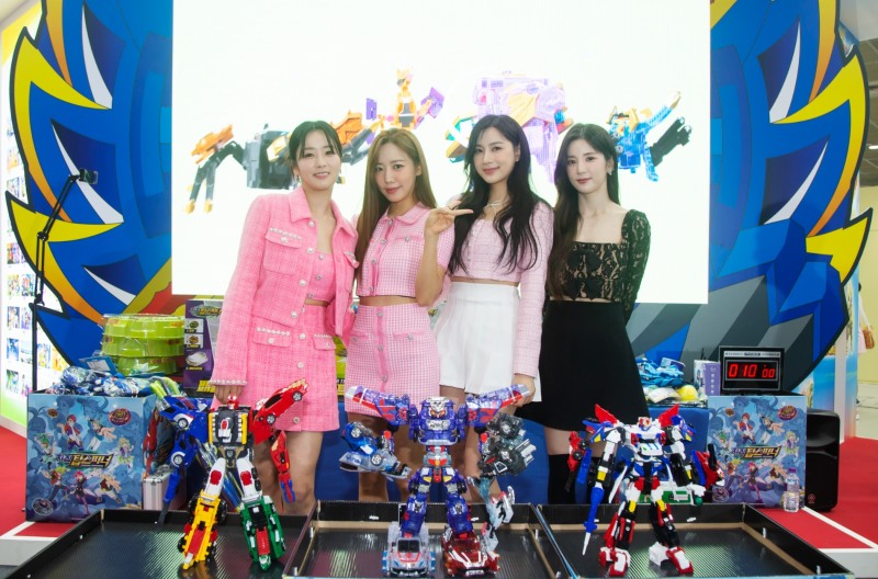에이핑크, '캐릭터페어' 초이락 부스 '깜짝' 방문…'차징 탑스피너' 배틀 시연