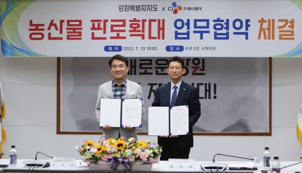 정성필 CJ프레시웨이 대표이사(오른쪽)와 김진태 강원지사