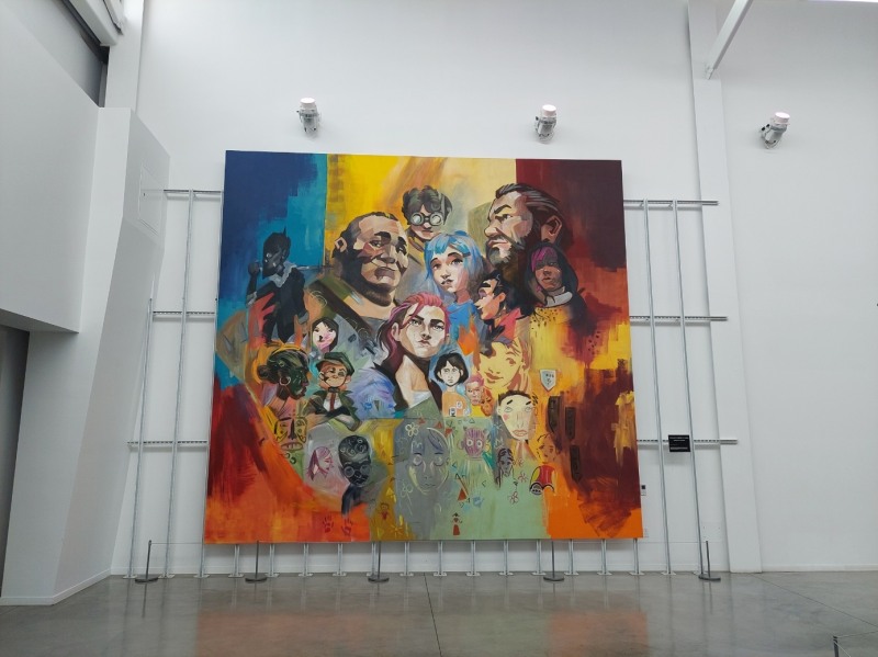 로비 벽에 걸린 대형 벽화. 넷플릭스 인기 애니메이션 '아케인'에 등장하는 'LoL' 캐릭터가 다수 보인다.