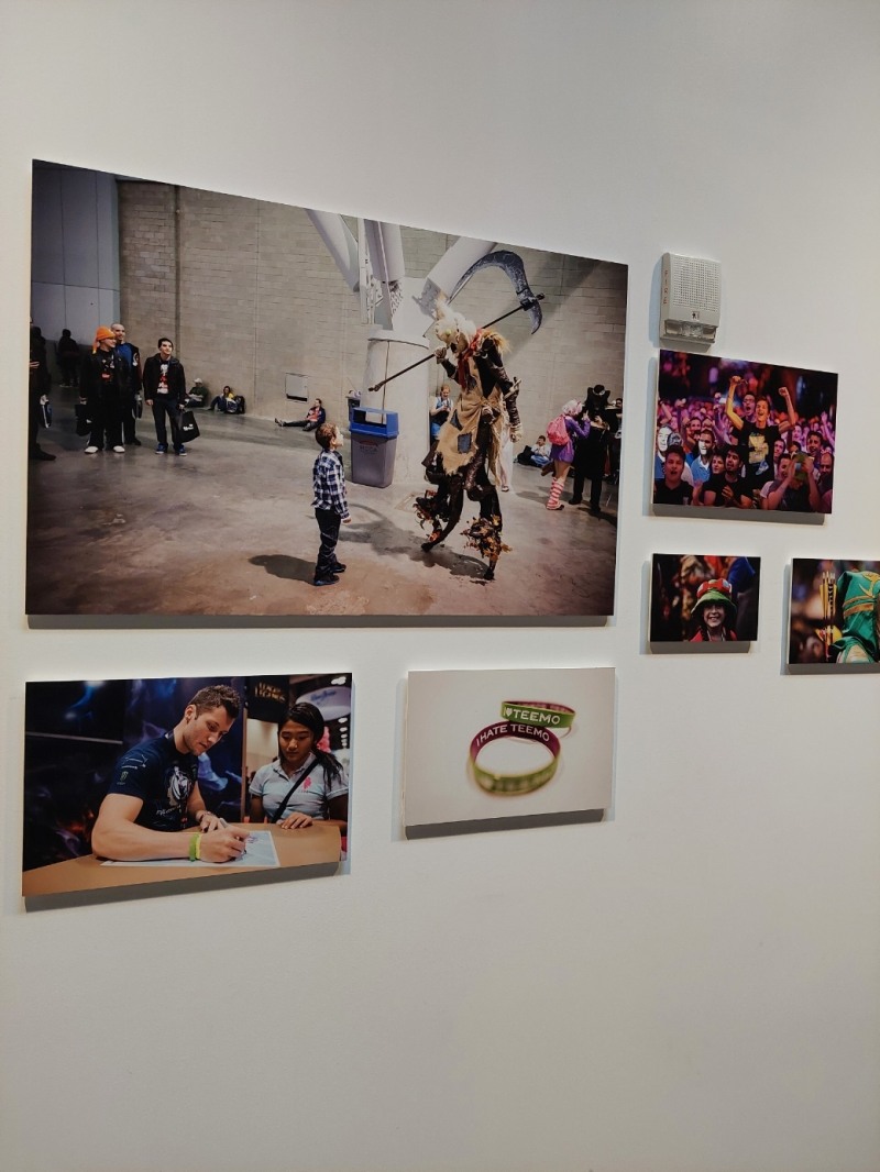 라이엇 게임즈가 열어왔던 오프라인 행사 사진들도 라이엇 게임즈 사옥 벽면에 걸려 있다.
