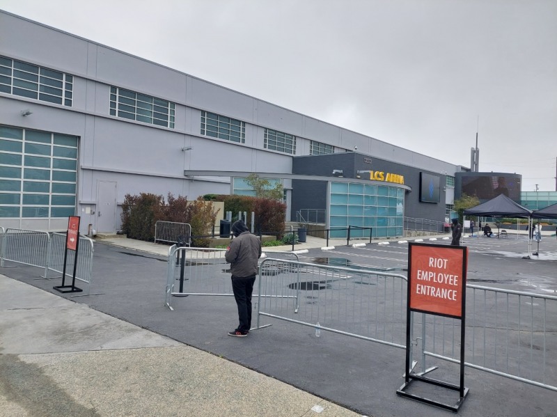 북미 'LoL' 리그인 'LCS'가 열리는 LCS 아레나는 라이엇 게임즈 본사 사옥 바로 길 건너편에 위치해 있다.