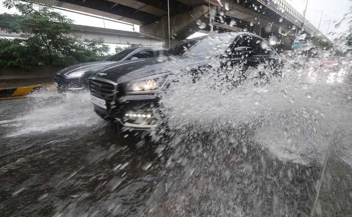 수도권에 호우주의보가 발효되는 등 많은 비가 내린 지난 13일 오후 서울 송파구 탄천 주차장 일대가 불어난 물로 침수되고 있다.