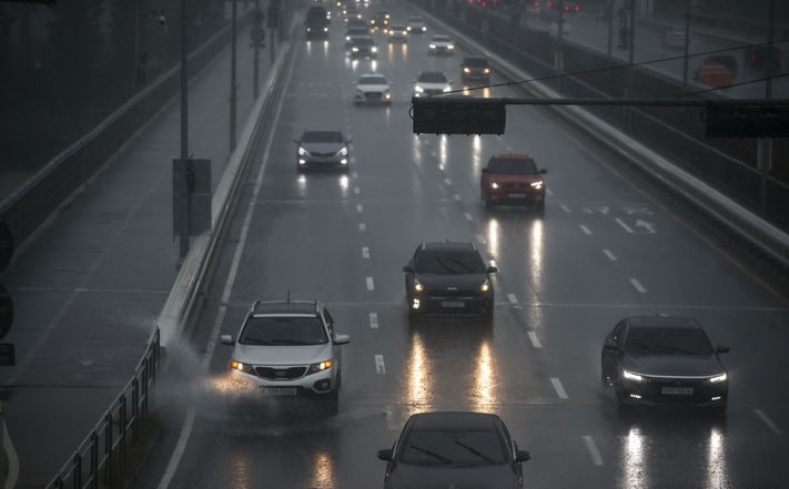 13일 오후 서울 용산구 한강대로에서 차량들이 빗길을 달리고 있다.