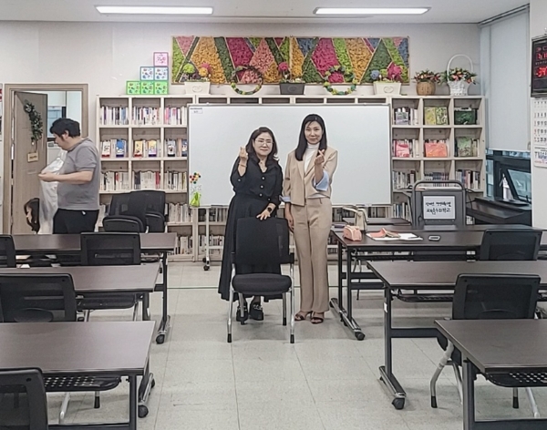 퍼메이드 앤 아이디 최윤영 대표, 채움누리학교에 제작 의자 기부