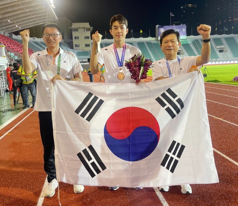 남자 세단뛰기에서 동메달을 차지한 김장우(가운데) [대한육상연맹 제공]