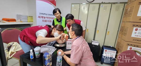 7월11일고대안암병원의료진이세계농아인대회참가자HUSSAIN(25)씨를치료하고있다.