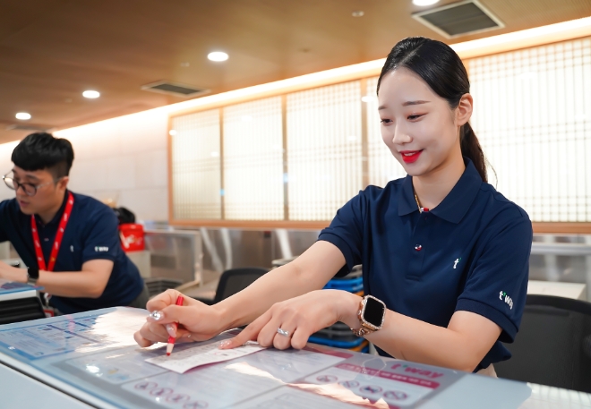 티웨이항공은 무더운 날씨에 공항 지점 직원들이 쾌적한 환경에서 근무할 수 있도록 ‘쿨비즈’를 운영한다고 14일 밝혔다. 사진은 티웨이항공 김포공항지점 직원이 ‘쿨비즈’ 유니폼을 착용하고 발권 업무를 진행하는 모습. (사진 = 티웨이항공 제공)