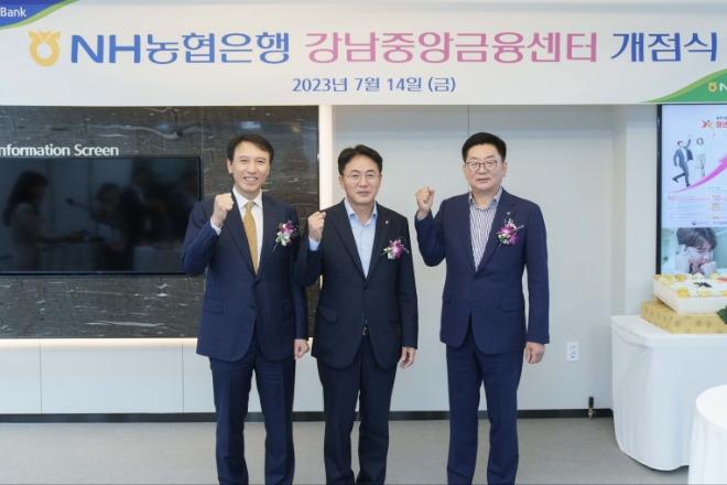 왼쪽부터 윤진오 동부건설 대표, 이석용 농협은행 은행장, 김정선 한국토지신탁 대표가 기념사진 촬영을 하고 있다. / 사진=NH농협은행 제공