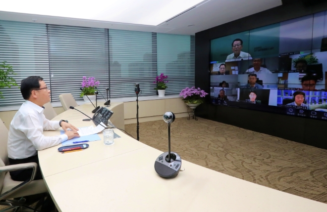 우리은행(은행장 조병규)은 14일 사이버공격 대응 모의훈련을 실시했다. 조병규 은행장이 주요임원 및 부서장이 참여한 모의훈련을 주관하고 있다. / 사진=우리은행 제공