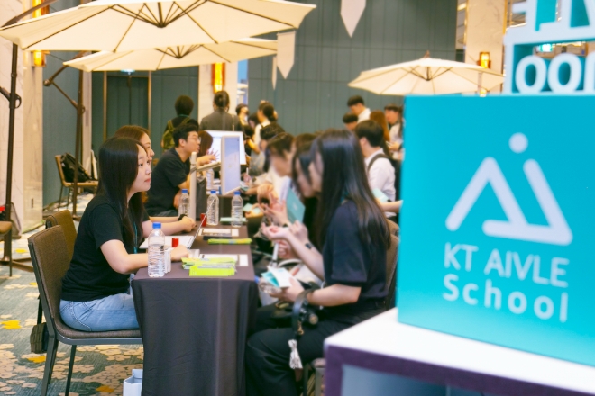 14일 서울 송파구 소피텔 앰배서더 서울 KT 에이블스쿨 잡페어 현장에서 에이블스쿨 3기 교육생들이 채용 정보를 얻고 있는 모습. / 사진=KT 제공