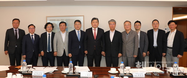 13일,대한병원협회‘의료인력수급대책TF’가롯데호텔에서1차회의를가지고기념사진을촬영하고있다.
