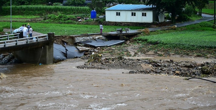 15일 오후 경북 예천군 생천리 한 도로가 집중호우로 인해 유실돼 있다.