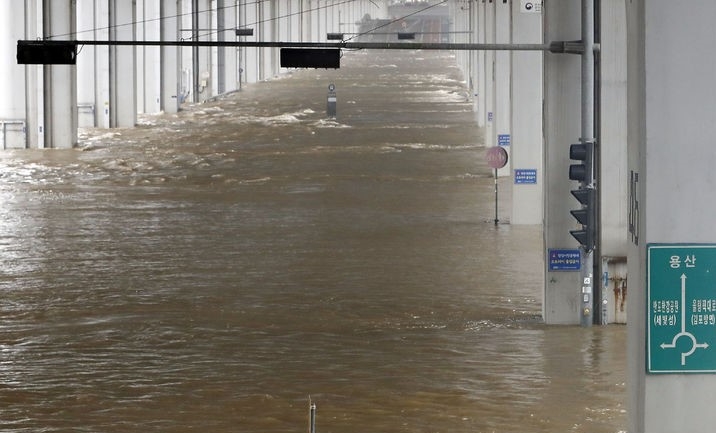 지난 14일 서울 잠수교가 집중호우 영향으로 침수돼 있다.