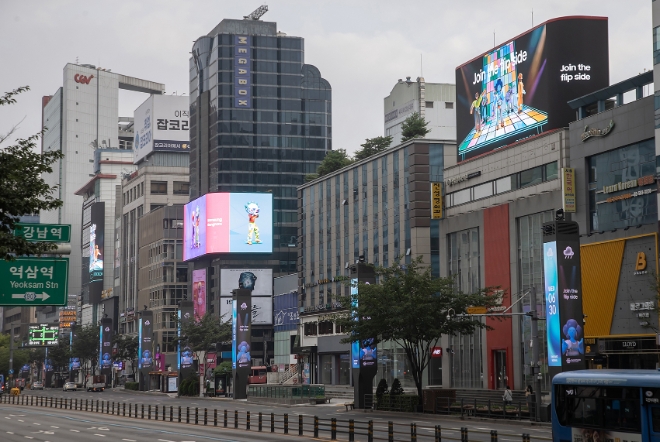 대한민국 서울 강남대로의 'Join the flip side' 디지털 옥외광고 / 사진=삼성전자 제공