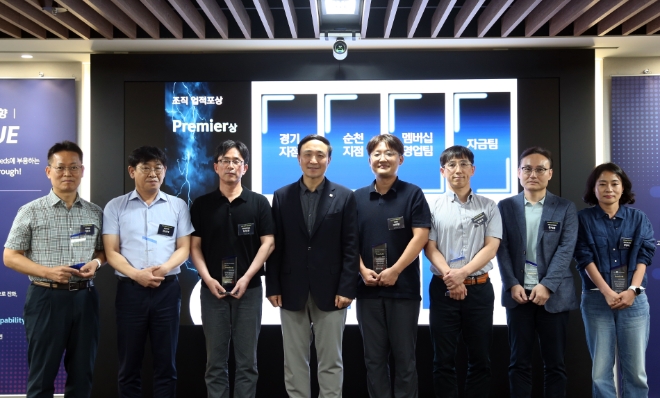 신한카드(사장 문동권)는 임부서장 및 영리더들이 참여한 가운데 서울 을지로 신한카드 본사에서 2023년 하반기 사업전략회의를 14일 개최했다. 문 사장(왼쪽에서 네 번째)이 이 날 실시한 상반기 업적평가 조직 부문 프리미어상 수상자들과 기념사진을 촬영하고 있다. / 사진=신한카드 제공