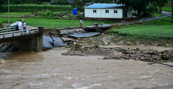 지난 15일 오후 경북 예천군 생천리 한 도로가 집중호우로 인해 유실된 모습.