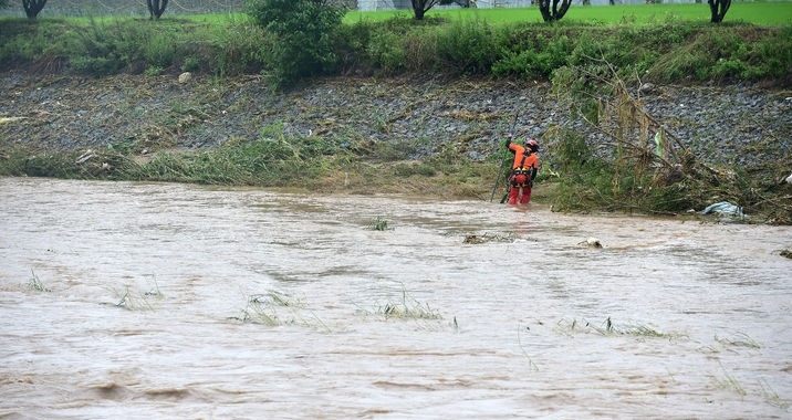 16일 오후 경북 예천군 은풍면 한천에서 소방대원이 실종자 수색을 하고 있다.