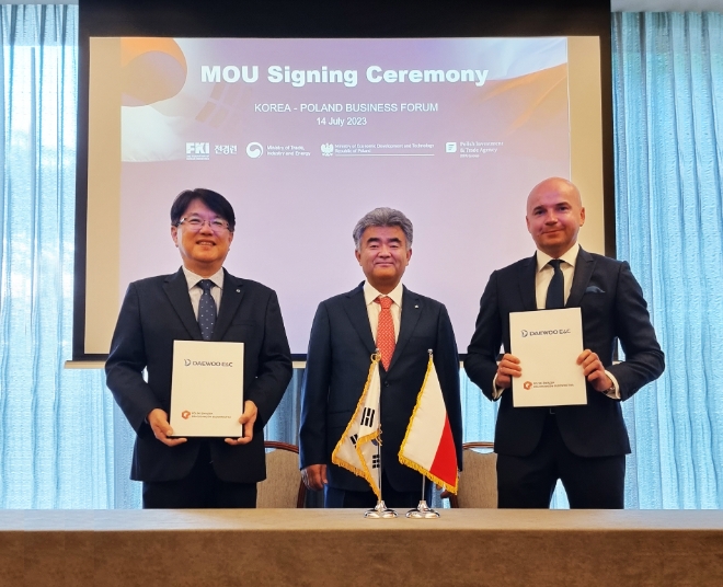 14일(현지시간) 폴란드 바르샤바에서 폴란드건설협회 및 ERBUD社와 폴란드 건설사업 관련 업무협력 관계 구축을 위한 상호 협력 MOU를 체결한 후, 기념사진을 촬영하고 있다. 대우건설 정원주 회장(가운데), 대우건설 해외사업단장 한승 상무(사진 왼쪽), 폴란드건설협회 프제미즈와 야니제브스키(Przemyslaw Janiszewski) 감독위원회 위원(사진 오른쪽)〉/ 사진=대우건설 제공