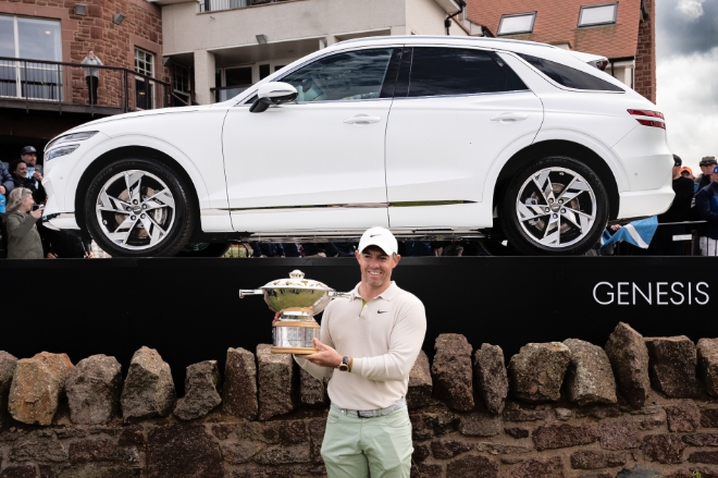 대회 우승자인 로리 매킬로이와 캐디인 해리 다이아몬드가 우승 트로피를 들고 있는 모습. / 사진=현대차 제공