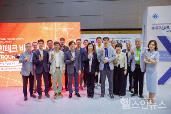 ’스타인테크바이오시즌2’에참가한TOP5팀과멘토단,심사위원단이지난14일서울코엑스에서열린‘파이널라운드’후기념촬영을하고있다.(더컴퍼니즈제공)