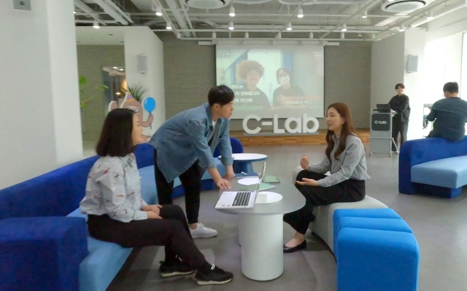 'C랩 아웃사이드 대구 캠퍼스'에서 스타트업 직원들이 아이디어를 나누는 모습 / 사진=삼성전자 제공
