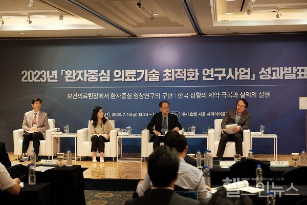 14일,PACEN성과발표회에서패널들이토의를진행하고있다.