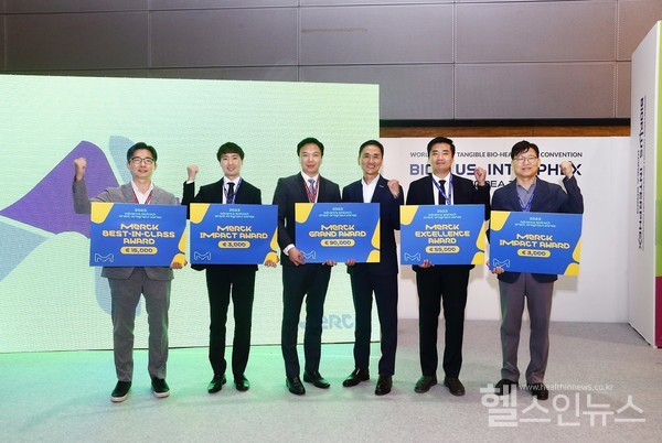 2023유망바이오스타트업발굴공모전에서수상자와관계자들이기념촬영하고있다.(왼쪽부터)심상렬파멥신이사,김성훈업테라이사,류진협바이오오케스트라CEO,김용석머크라이프사이언스프로세스솔루션북아시아비즈니스대표,유중기큐리진본부장,박흥록드노보테라퓨틱스부사장.(머크제공)