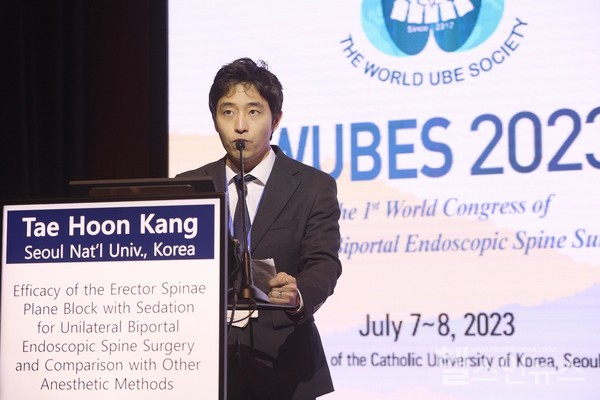 보라매병원정형외과강태훈전임의가제1회세계양방향척추내시경학회에서‘BestPresentation’수상소감을발표하고있다.