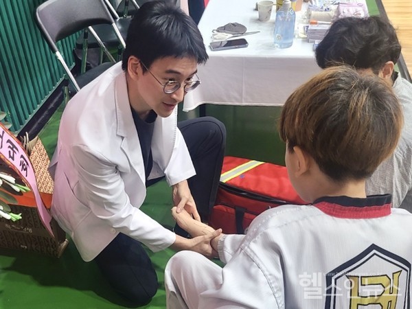 분당자생한방병원의료진이진료소를찾은태권도선수의부상을살펴보고있다.