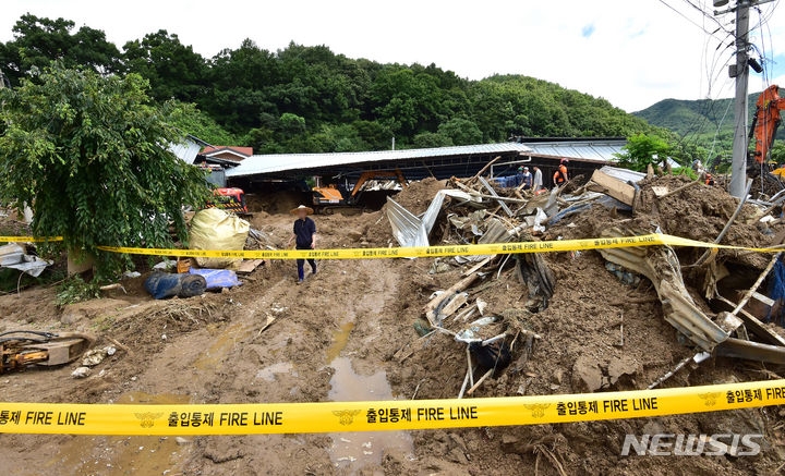 17일 오전 경북 예천군 감천면 벌방리 산사태 현장에서 소방대원들이 실종자 수색을 하고 있다.