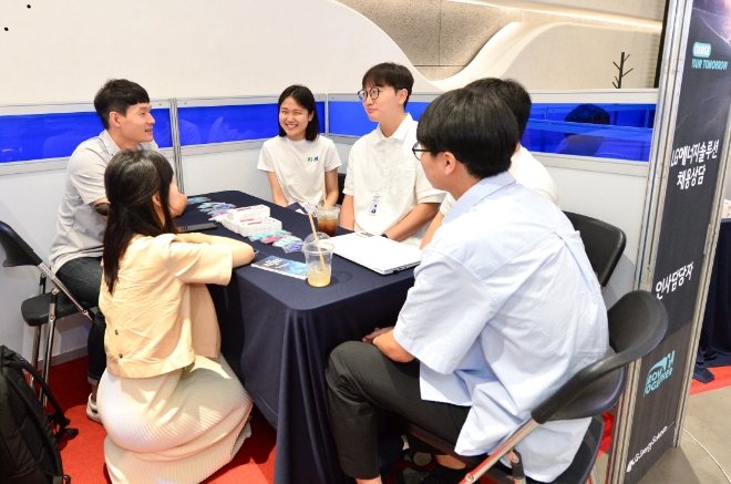 컨퍼런스에서 채용 상담을 하는 모습 / 사진=LG에너지솔루션 제공