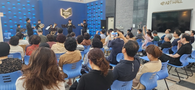 수원시립교향악단이 18일 런치음악회를 열고 있다.(수원시 제공)