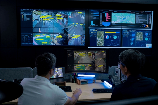 SK텔레콤(SKT)은 CCTV관제플랫폼 전문업체인 이노뎁과 함께 AI기반 차세대 지능형 영상관제솔루션을 출시한다고 18일 밝혔다. 사진은 이노뎁 안양센터 내 ‘종합 상황실’에서 관제사들이 AI가 알려주는 외부 상황을주시하고 있는 모습. (사진 = SK텔레콤 제공)