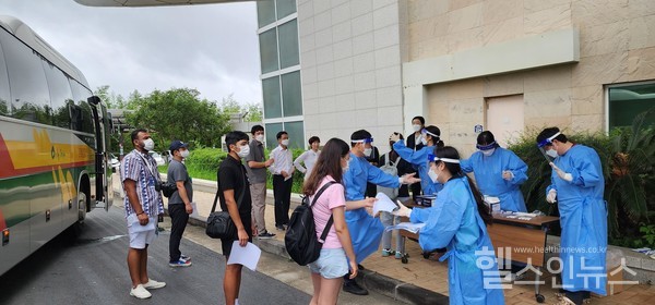 고려대안암병원의료진이버스에서내린참가자들에게코로나19항원신속진단검사를시행하고있다.