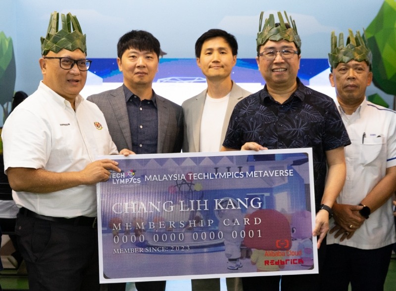 테크림픽 오프닝 행사 사진 (왼쪽부터 아미누딘 하심 말레이시아 과학기술혁신부 사무총장, 양영모 레드브릭 대표, 이광용 레드브릭 사업총괄, 창리강 말레이시아 과학기술혁신부장관, 사브리 빈 오스만 말레이시아 교육부 차관)