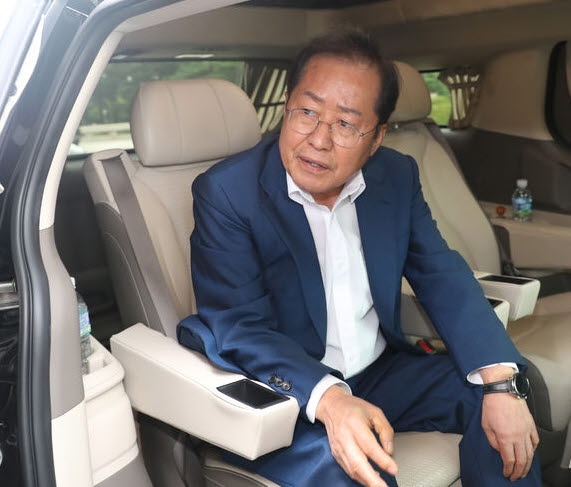 홍준표 대구시장이 17일 오후 서울 여의도 국회에서 윤재옥 국민의힘 원내대표와 비공개 면담을 마치고 차량에 탑승해 기자들에게 발언하고 있다.(뉴시스)