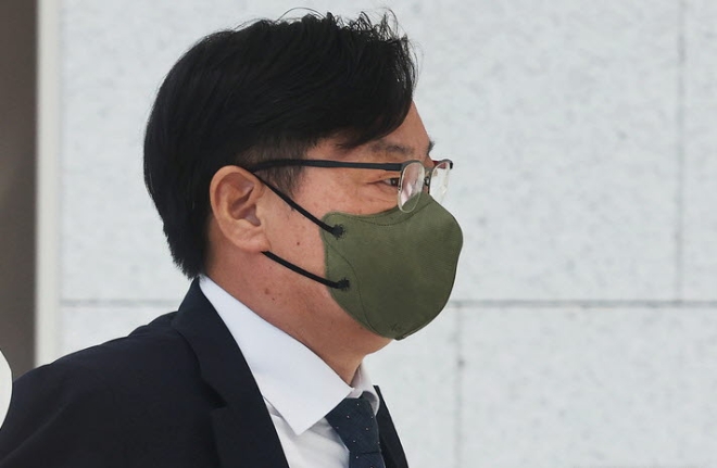 쌍방울그룹 뇌물 의혹을 받는 이화영 킨텍스 대표이사(전 경기도 평화부지사)가 27일 오전 경기도 수원시 영통구 수원지방법원에서 열리는 영장실질심사에 출석하기 위해 수원지방검찰청 청사로 들어가고 있다.(뉴시스)